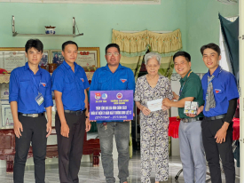 TUỔI TRẺ TRƯỜNG CAO ĐẲNG KIÊN GIANG TRAO GỬI NGHĨA TÌNH ĐẾN CÁC GIA ĐÌNH CHÍNH SÁCH TẠI XÃ TÂY YÊN