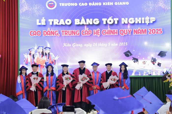 KGC RỘN RÀNG SẮC ÁO XANH TRONG LỄ TỐT NGHIỆP NĂM 2025