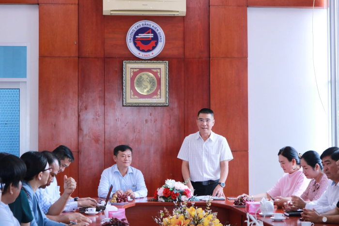 KIEN GIANG COLLEGE WELCOMES DELEGATION FROM NGUYEN HUU CANH ECONOMIC AND TECHNICAL INTERMEDIATE SCHOOL FOR KNOWLEDGE EXCHANGE